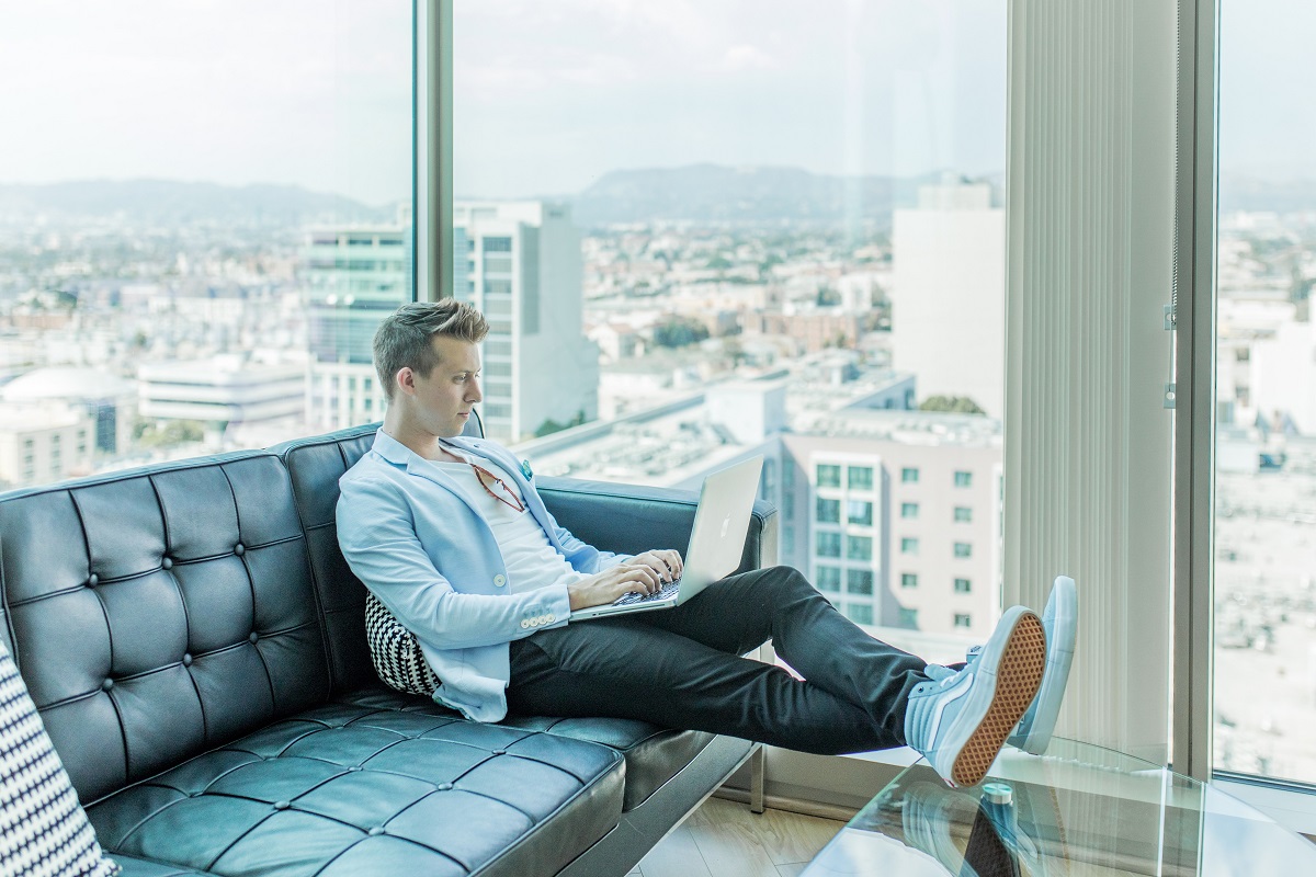 guy on sofa with laptop